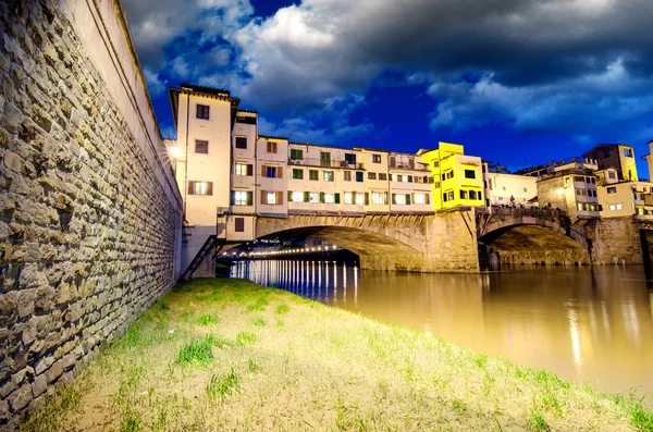Ponte vecchio přes arno řeka, Florencie, Itálie. krásná nahoru — Stock fotografie