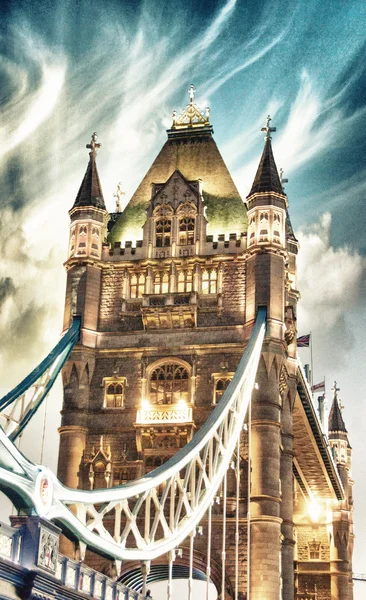 Colores nocturnos de Tower Bridge - Londres — Foto de Stock