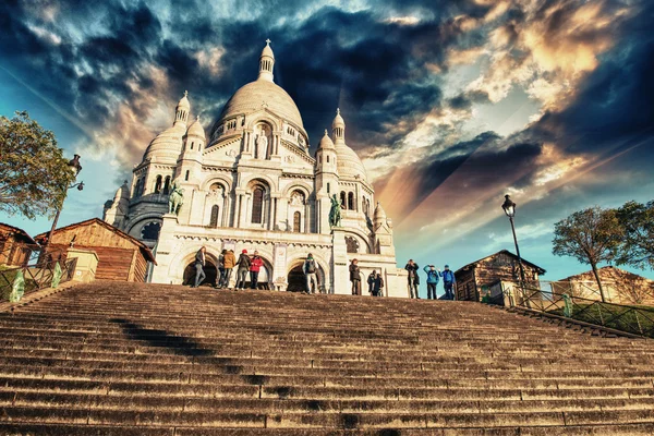 Belles couleurs de coucher de soleil sur la cathédrale du Sacré-Cœur à Montmartr — Photo