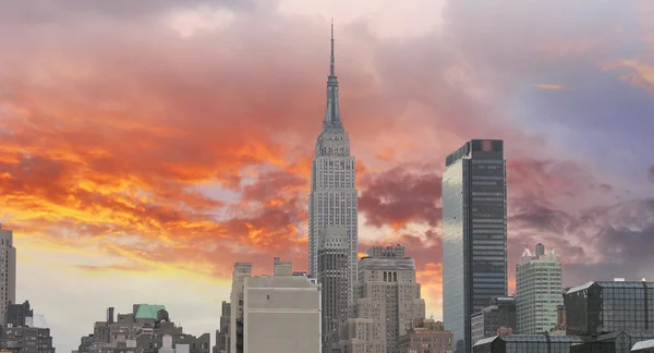 Underbar utsikt över manhattan skyskrapor med vacker himmel färg — Stockfoto