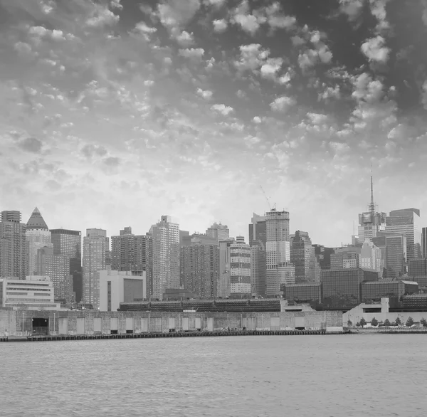 Manhattan. Belles couleurs du ciel sur les gratte-ciel de New York , — Photo