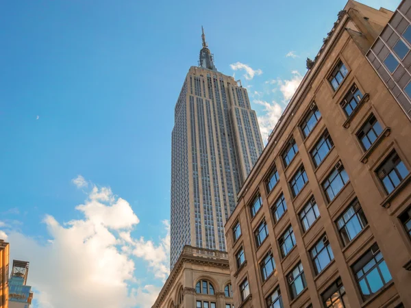 New York City - Jun 12: The Empire State Building hoog in de su — Stockfoto