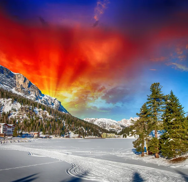 Prachtige kleuren van Dolomieten landschap in de winter — Stockfoto