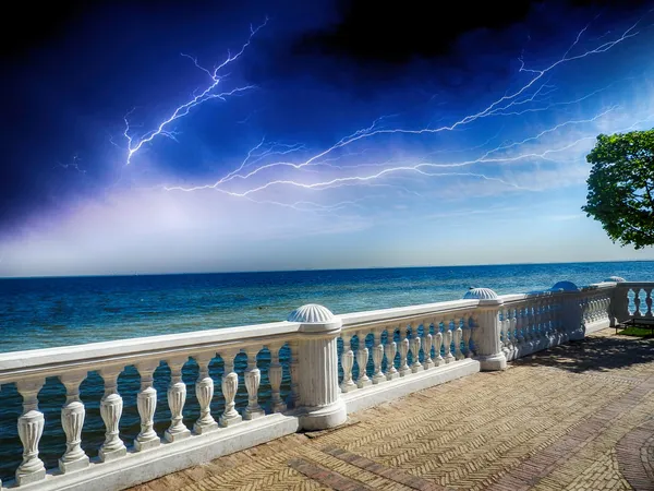 Maravilloso balcón de piedra con gran vista al mar — Foto de Stock