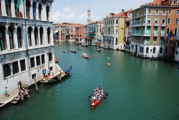 VENICE - MAY 16: Gondolas take tourists for a romantic city tour — Stock Photo, Image