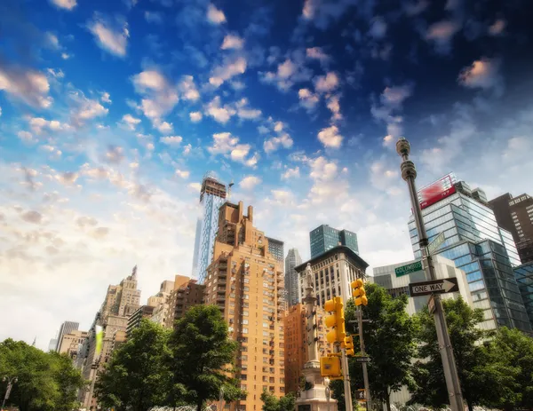 Edifícios e árvores de Columbus Circle em um dia de verão - New Yor — Fotografia de Stock