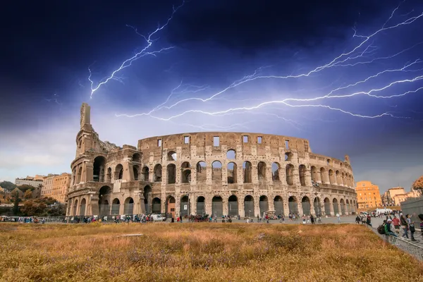 Roma. colosseum yukarıda fırtına — Stok fotoğraf