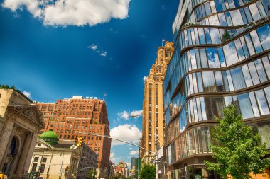 güzel, güneşli bir günde Manhattan'ın eski ve modern binaların kontrast.