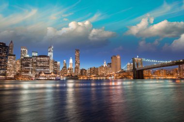 brooklyn bridge Park aşağı manhattan siluetinin muhteşem gün batımı görünümü.