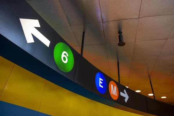 New york city - färgglada subway logga in en city station — Stockfoto