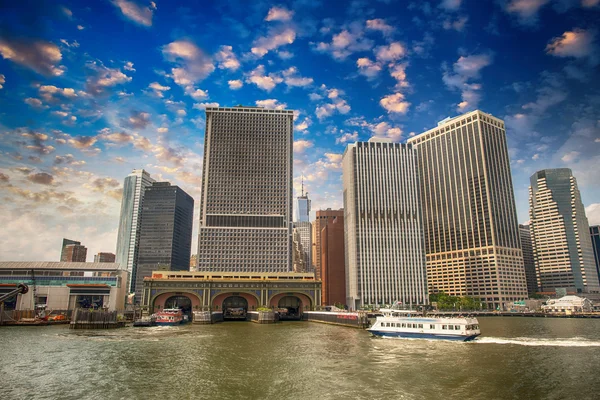 Porten av new york city - governors island ferry pier — Stockfoto