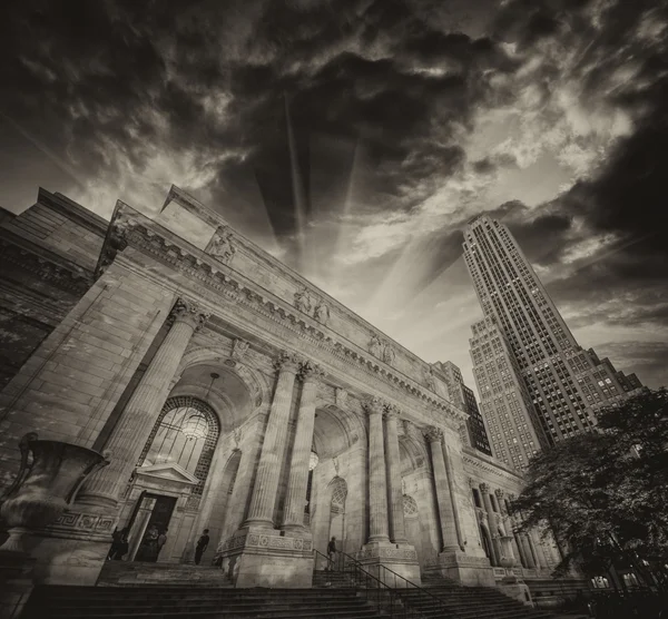 New york skyskrapor och träd vid solnedgången på 5th avenue, bredvid offentligt bibliotek. — Stockfoto