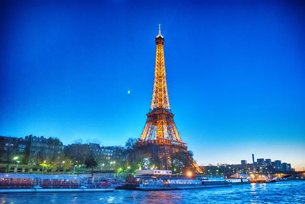 ПАРИЖ - DEC 11: Эйфелева башня на закате, 11 декабря 2005 — стоковое фото