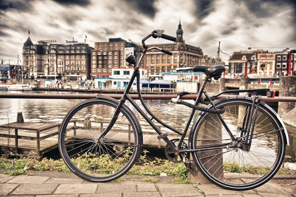Амстердам, Нидерланды. Цветной велосипед по мосту и городским каналам . — стоковое фото