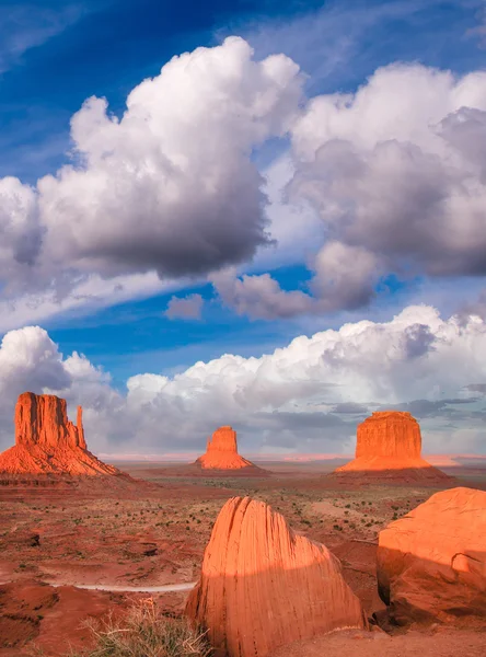 Vista maravilhosa do famoso Buttes of Monument Valley ao pôr-do-sol, Utah, EUA . — Fotografia de Stock