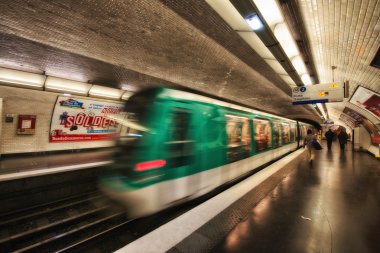 Paris, Aralık 4: yeraltı tren içinde bir metro istasyonu,