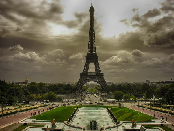 Tour eiffel, Paryż. wspaniały widok na słynną wieżę z ogrodów trocadero. — Zdjęcie stockowe