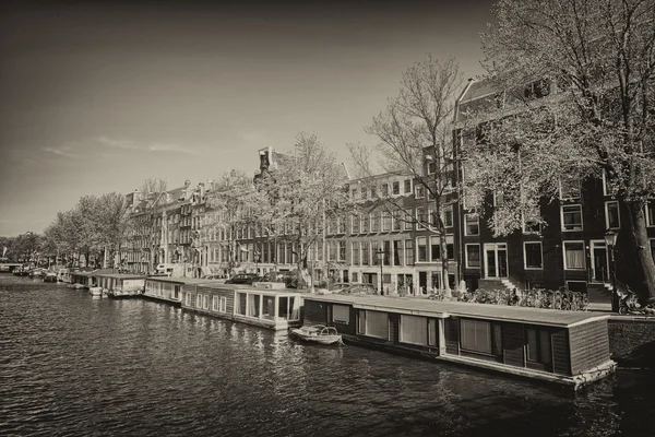 Amsterdam. Wonderful view of city canals and buildings in spring season. — Stock Photo, Image