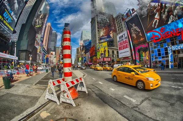 New york city - 26. feb: gelbes taxi beschleunigt in manhattan, febru — Stockfoto