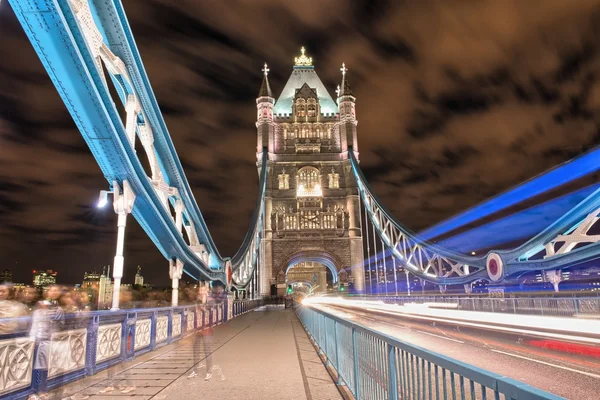 Londra, İngiltere. muhteşem görünümü, gün batımından sonra ünlü kule Köprüsü — Stok fotoğraf