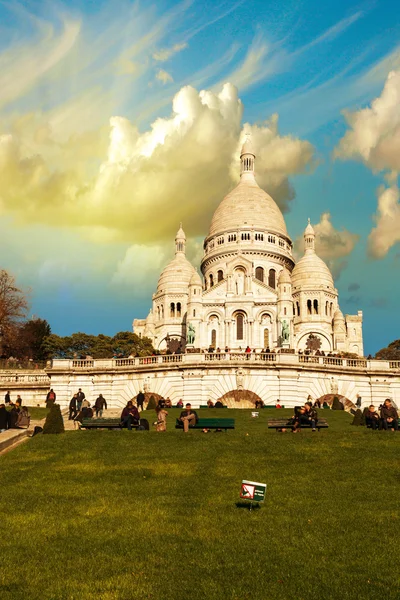 Paris. Kutsal yürek Katedrali ile güzel gökyüzü renkleri — Stok fotoğraf