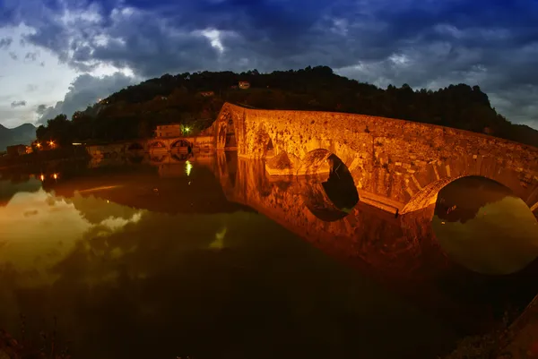 ルッカ、イタリアの夜の悪魔の橋 — ストック写真