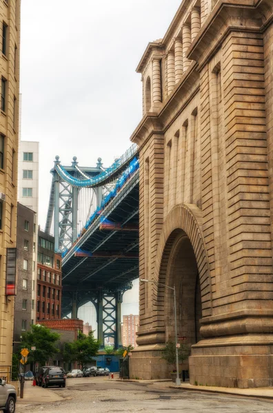 Street view of Manhattan Bridge in Brooklyn — Stock Photo, Image