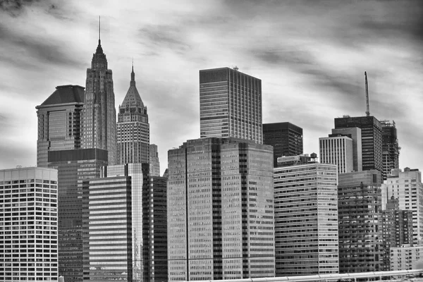 Manhattan skyline panorama mit urbanen Wolkenkratzern und bewölktem Himmel — Stockfoto