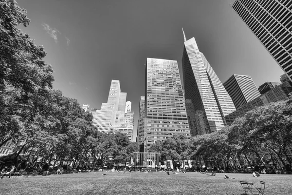 Hermosa vista hacia arriba de los rascacielos en Bryant Park, Nueva York — Foto de Stock