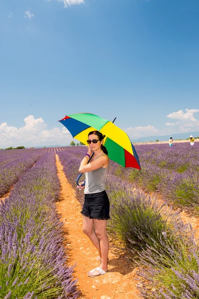 Lavendel veld, provence. mooie vrouw met kleurrijke umbrell — Stockfoto