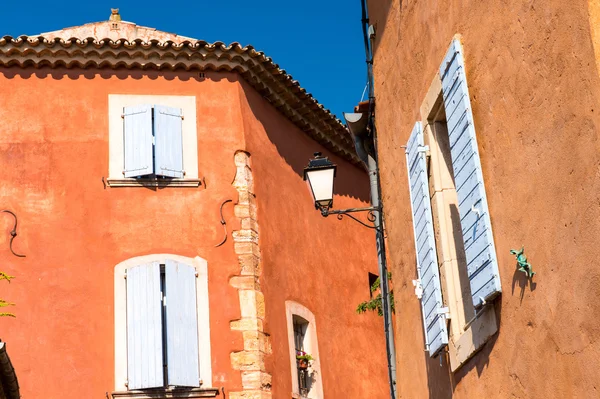 Roussillon, provence - Francie. slavné červené staré domy — Stock fotografie