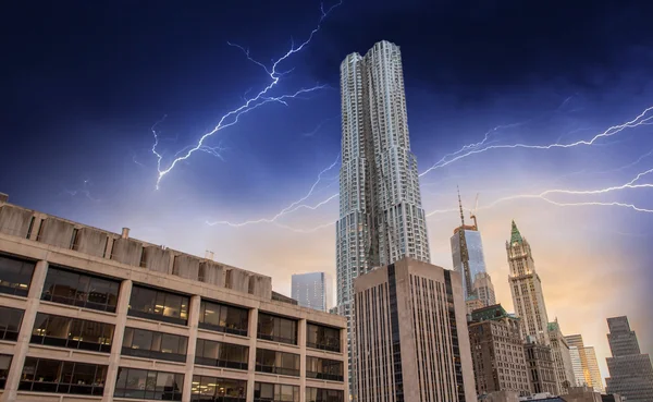 Grattacieli di Manhattan a New York, vista notturna della Grande Mela — Foto Stock
