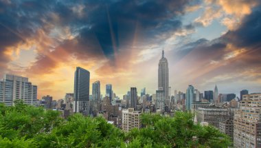 New york. muhteşem bir manhattan siluetinin günbatımında bir çatı üzerinden