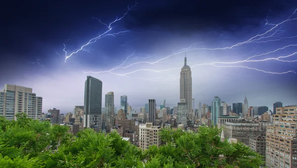 ニューヨーク市。街のスカイラインの上の雷雨 — ストック写真
