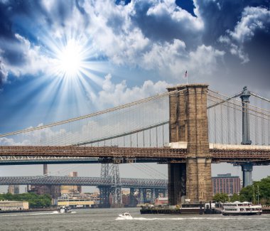 New york. Brookyn köprü ve manhattan skyline yaz gün batımında
