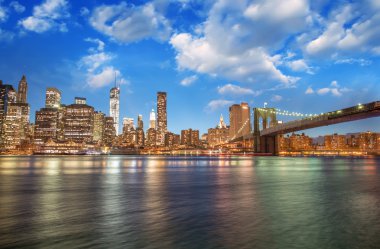 Brooklyn bridge park, new york şehri. muhteşem gün batımı