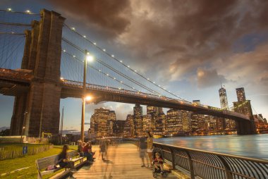 Harika sunse, brooklyn Köprüsü ve manhattan siluetinin manzarasını