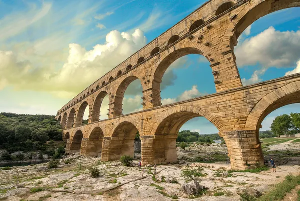 Pont du Gard, Provence - França. Antigo aqueduto romano ao pôr-do-sol — Fotografia de Stock