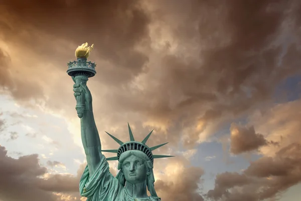 The Statue of Liberty - New York City. Front view with beautiful — Stock Photo, Image