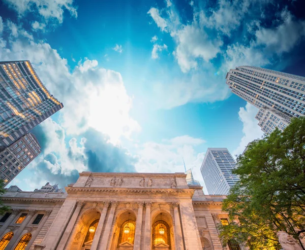 Bibliothèque publique de New York extérieur avec des arbres et des bâtiments environnants — Photo