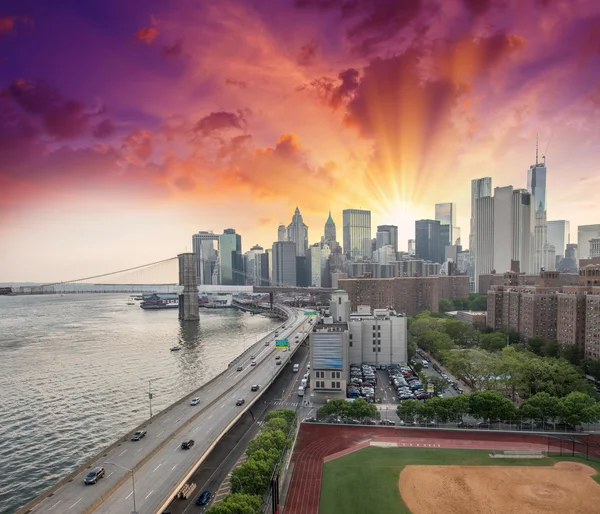 New York. fdr drive und manhattan skyline bei Sonnenuntergang — Stockfoto