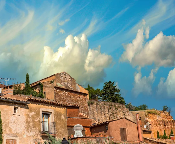 Roussillon, França. Casas coloridas na aldeia de ocre — Fotografia de Stock