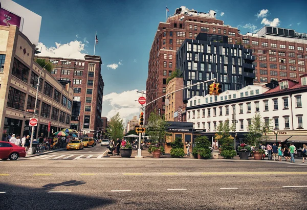 Manhattan. sned boll metar beskådar av byggnader från gatan — Stockfoto