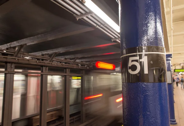 Nueva York. Signo clásico del metro - Metro símbolo — Foto de Stock