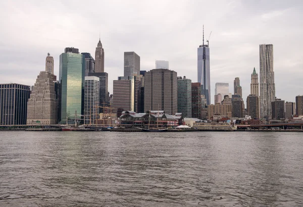Linha do horizonte de Manhattan vista do lado do Brooklyn - Nova Iorque, Nova Iorque — Fotografia de Stock