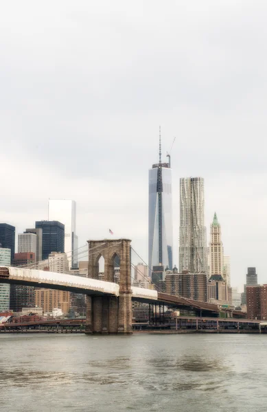 Небо над Манхэттеном со стороны Бруклина - Нью-Йорк, NYC — стоковое фото