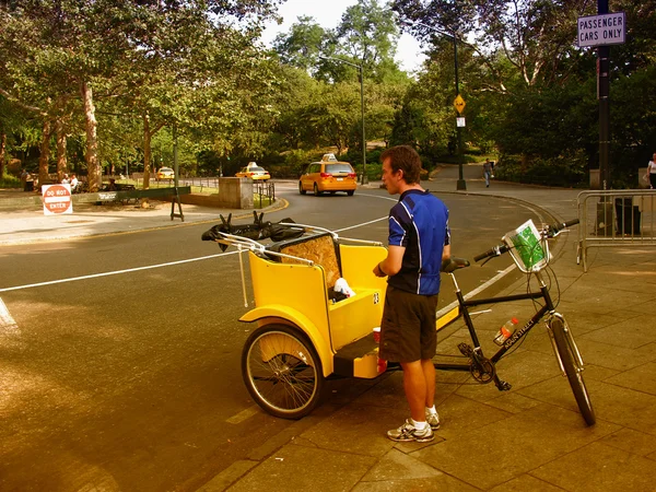 НЬЮ-ЙОРК - 30 сентября: Неизвестный водитель велотакси ждет следующего — стоковое фото