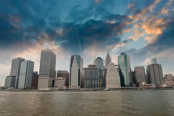 Edificios del Bajo Manhattan vistos desde East River - Nueva York —  Fotos de Stock