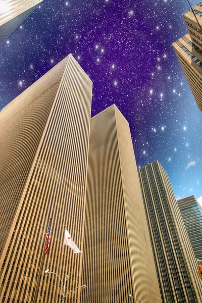 High profile Skyscrapers of Manhattan as seen from street level — Stock Photo, Image