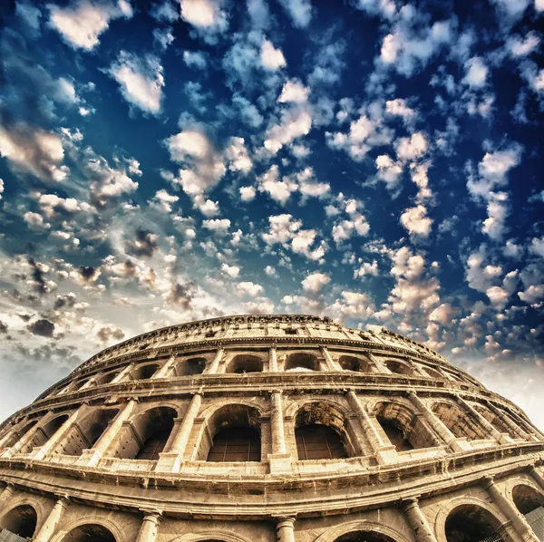 Roma, el Coliseo. Hermosa vista con cielo de primavera colorido — Foto de Stock